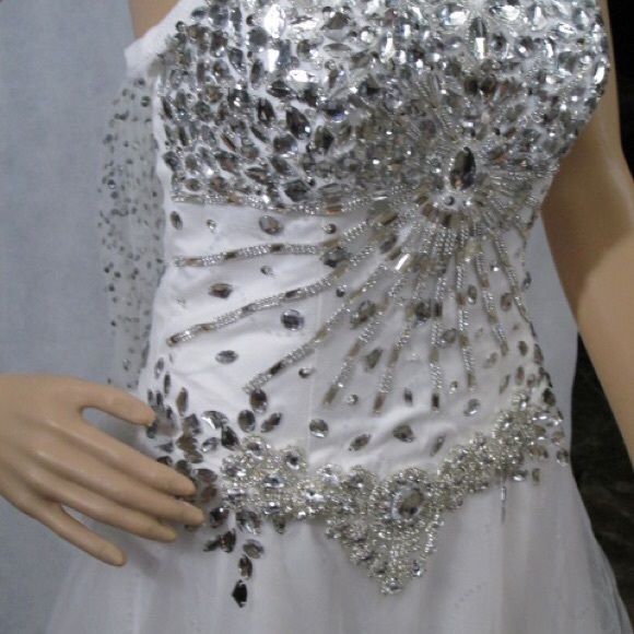 🌹NEW ARRIVAL CRYSTAL DIAMONTE ' CATHEDRAL GOWN - Picture 6 of 8